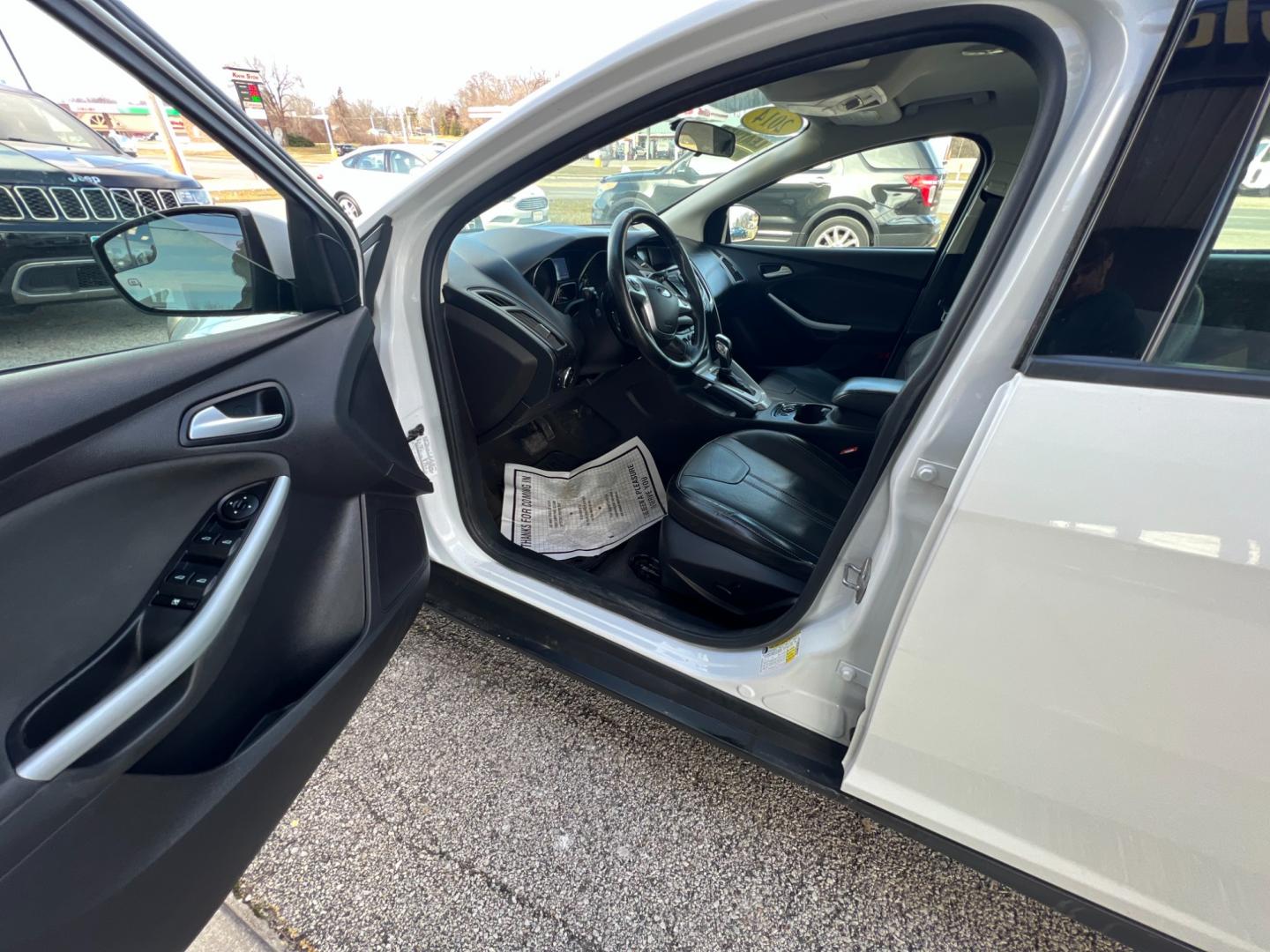 2014 Oxford White Ford Focus SE Sedan (1FADP3F26EL) with an 2.0L L4 DOHC 16V engine, 6-Speed Automatic transmission, located at 1633 W Kimberly, Davenport, IA, 52806, (563) 323-5341, 41.559456, -90.598732 - Photo#8